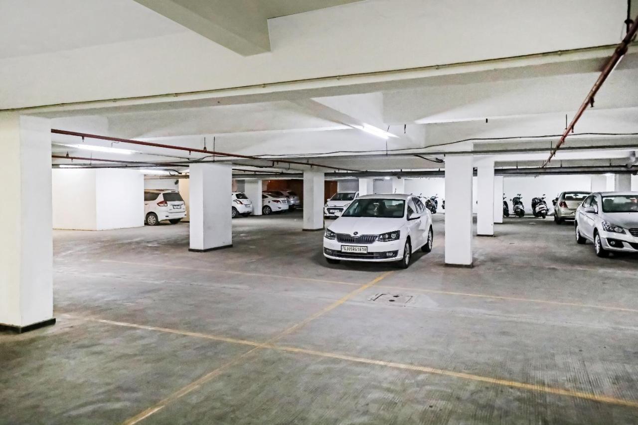Hotel Gokul Solitaire, Surat Bhatha Екстер'єр фото