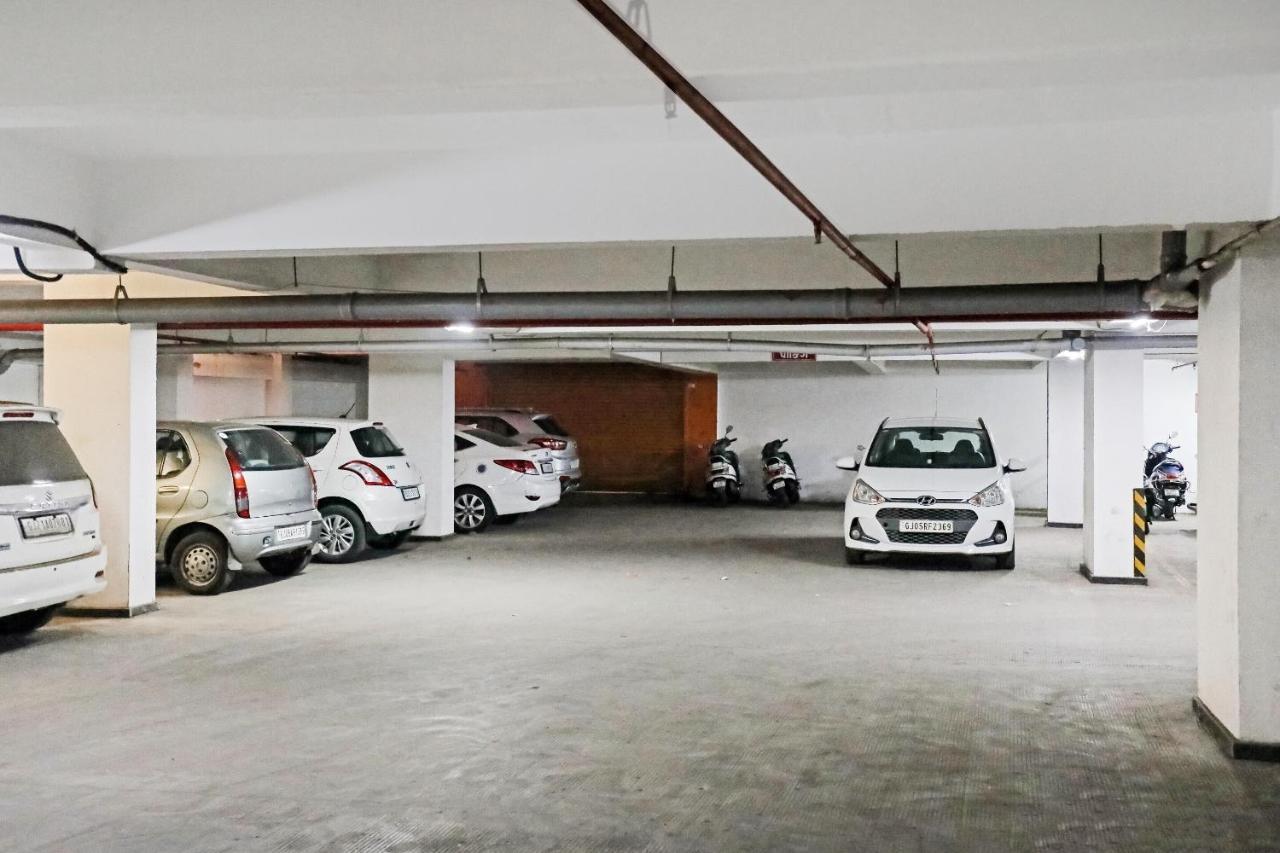 Hotel Gokul Solitaire, Surat Bhatha Екстер'єр фото
