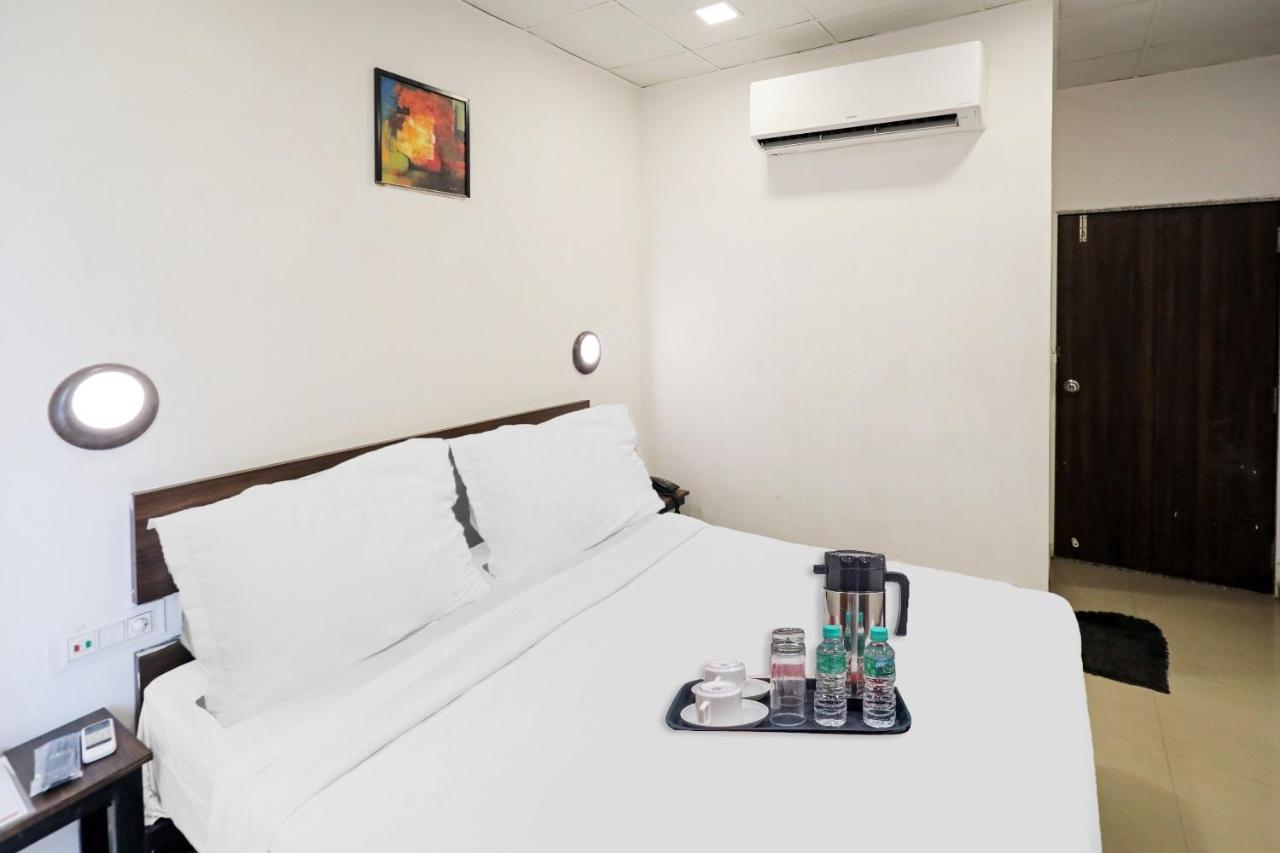 Hotel Gokul Solitaire, Surat Bhatha Екстер'єр фото