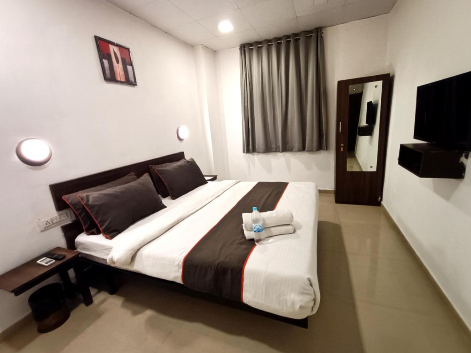 Hotel Gokul Solitaire, Surat Bhatha Екстер'єр фото