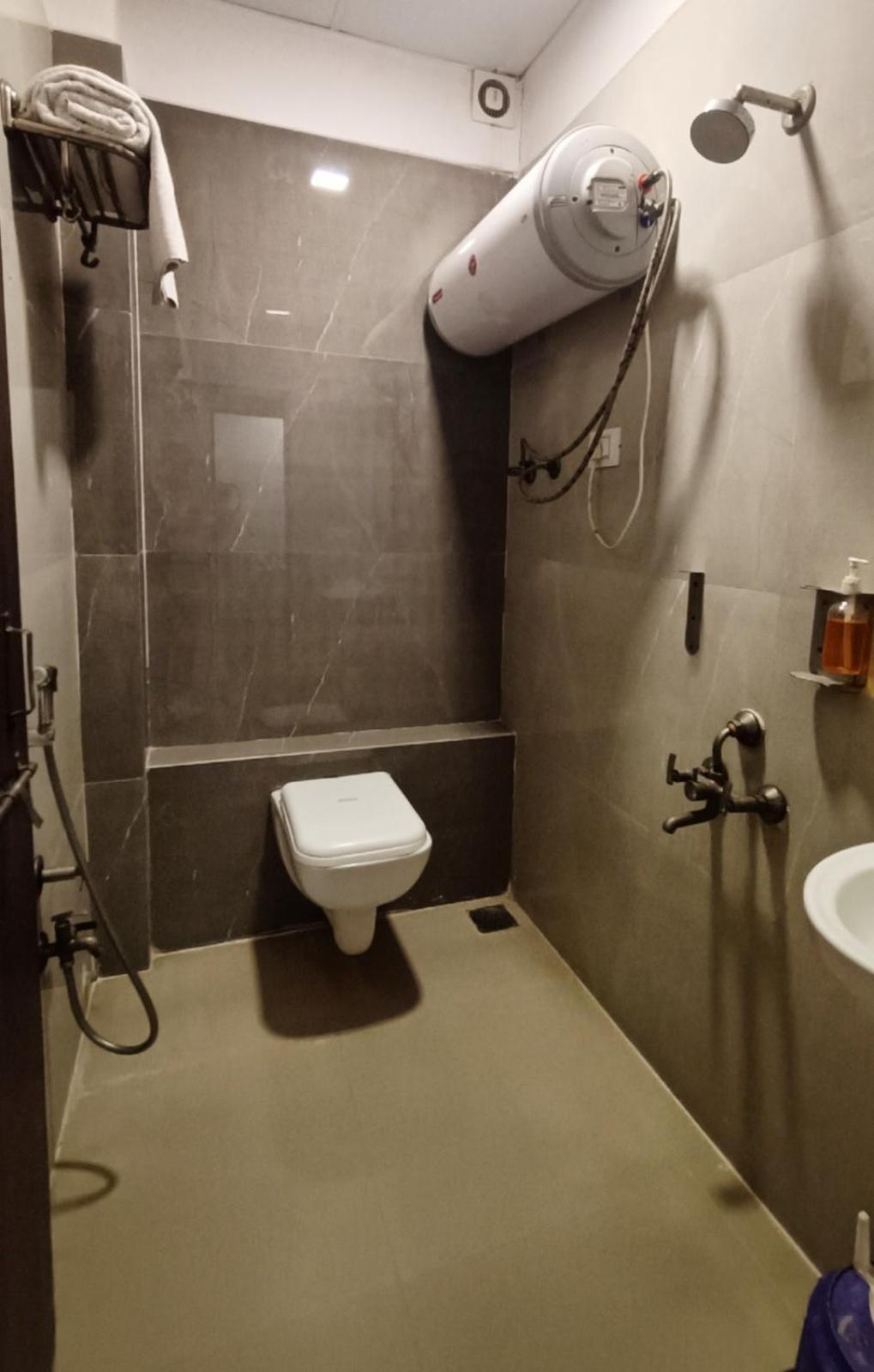 Hotel Gokul Solitaire, Surat Bhatha Екстер'єр фото