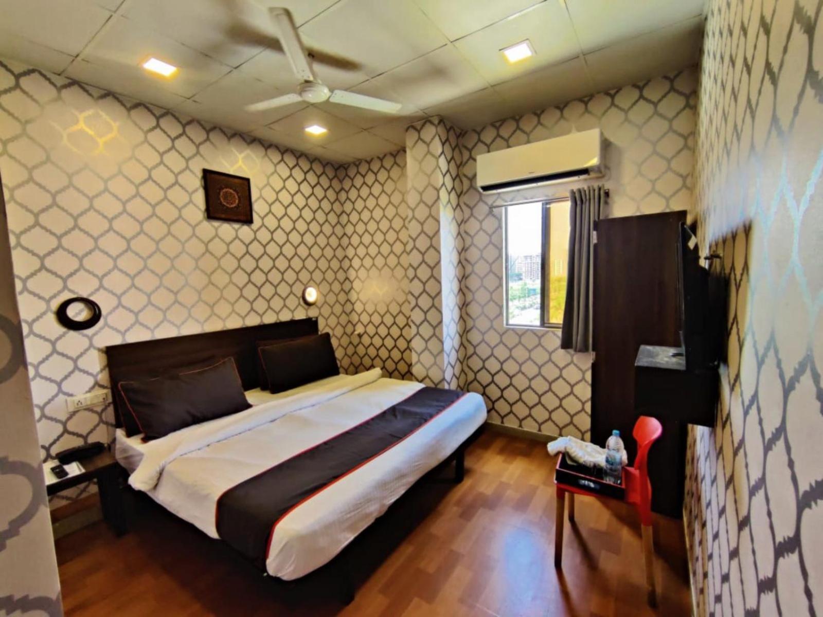 Hotel Gokul Solitaire, Surat Bhatha Екстер'єр фото