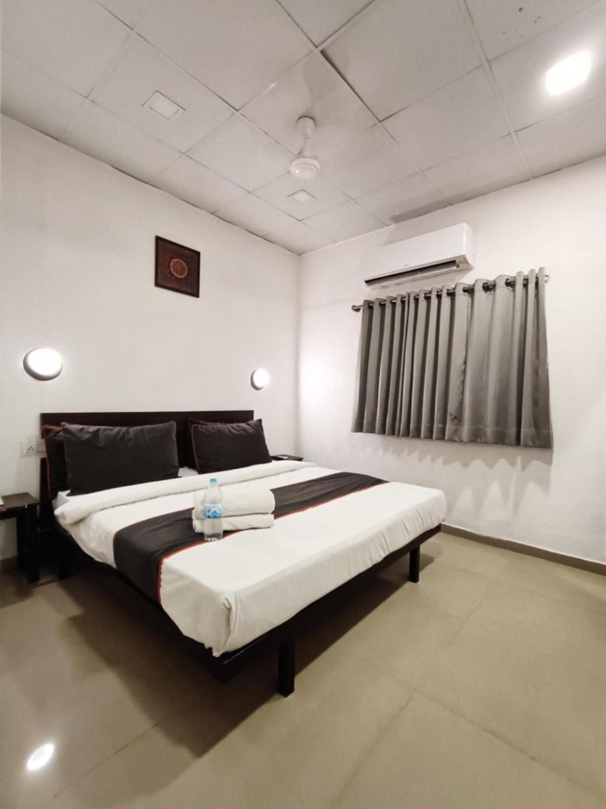 Hotel Gokul Solitaire, Surat Bhatha Екстер'єр фото