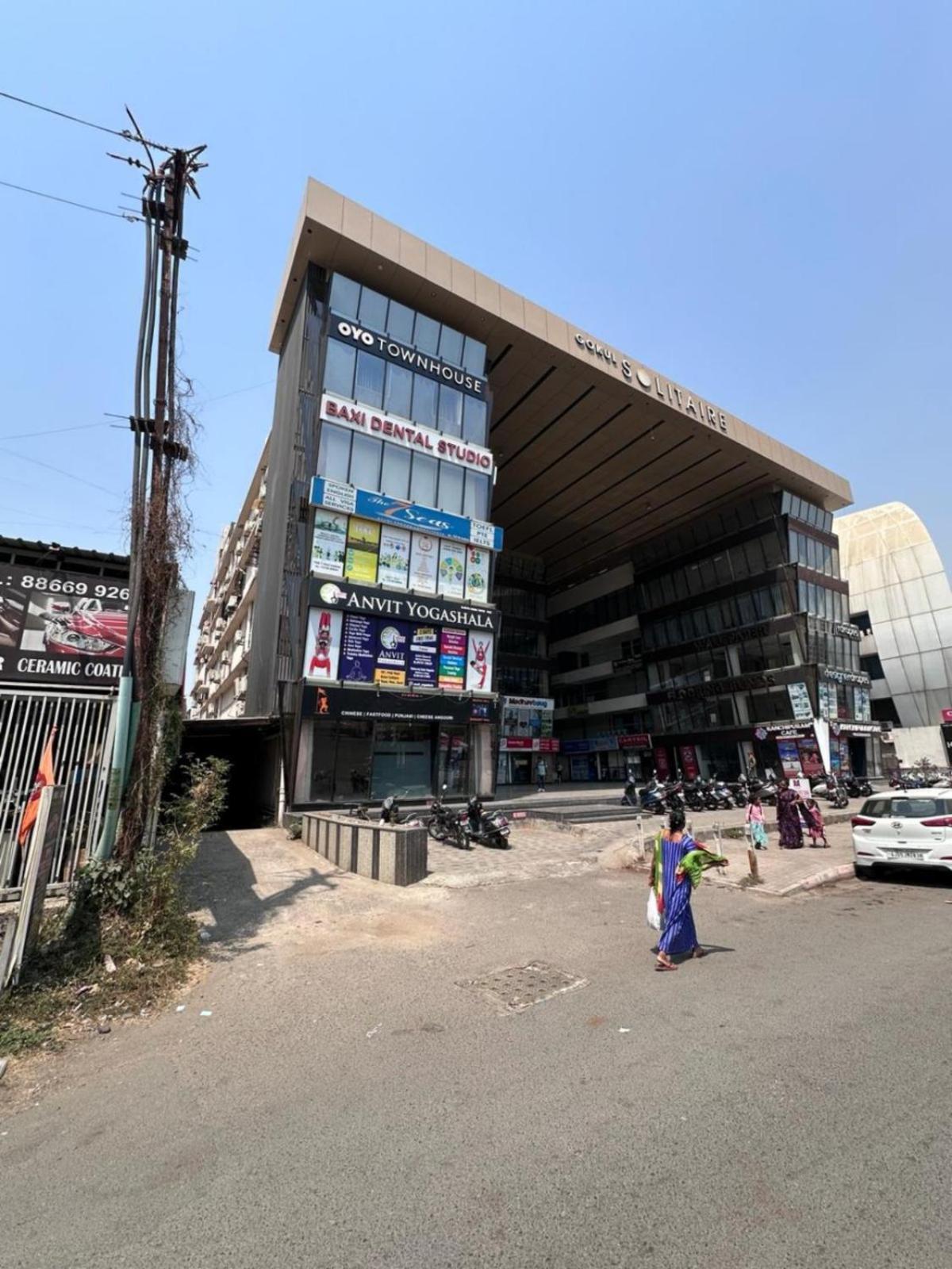 Hotel Gokul Solitaire, Surat Bhatha Екстер'єр фото