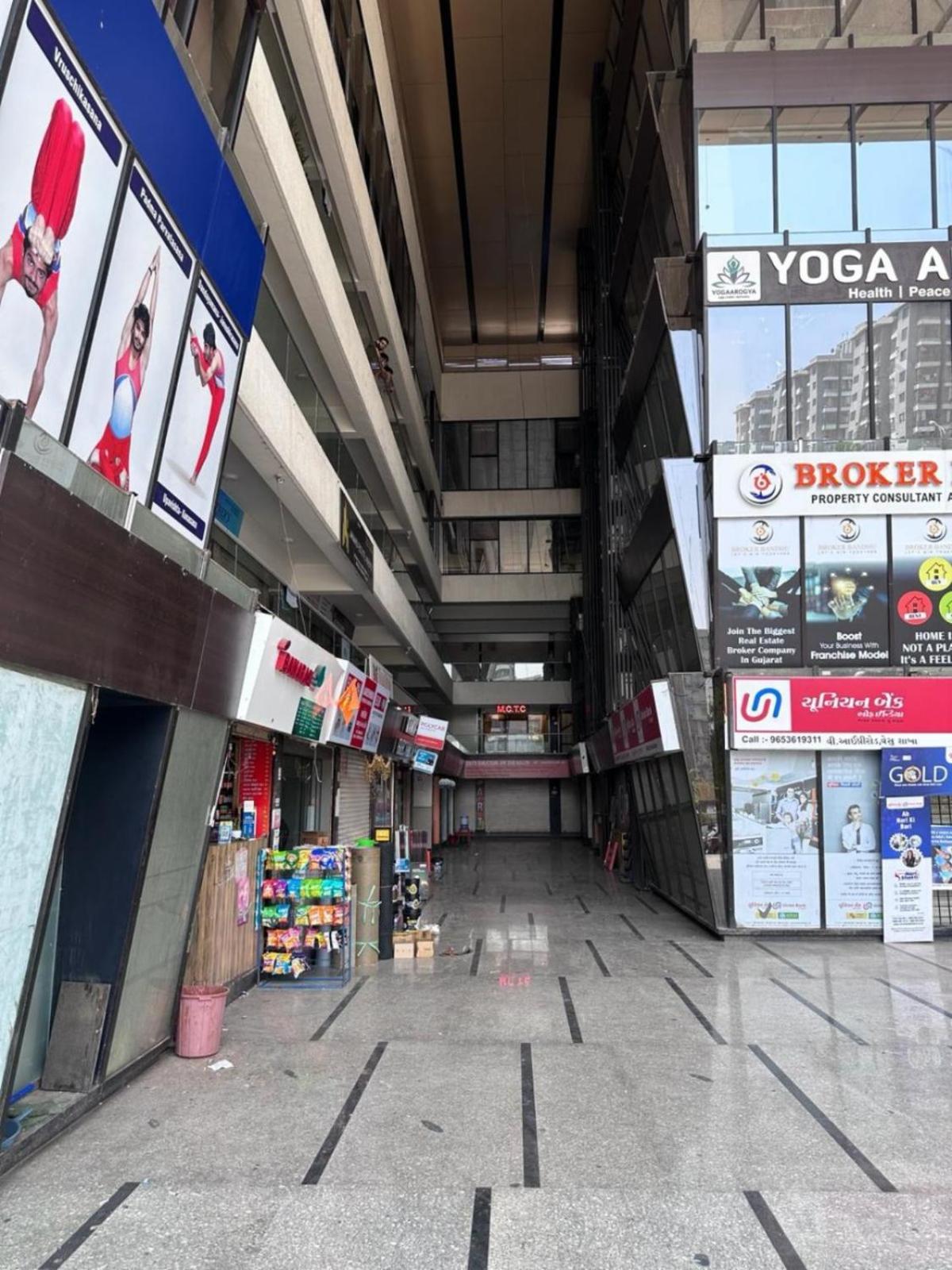 Hotel Gokul Solitaire, Surat Bhatha Екстер'єр фото