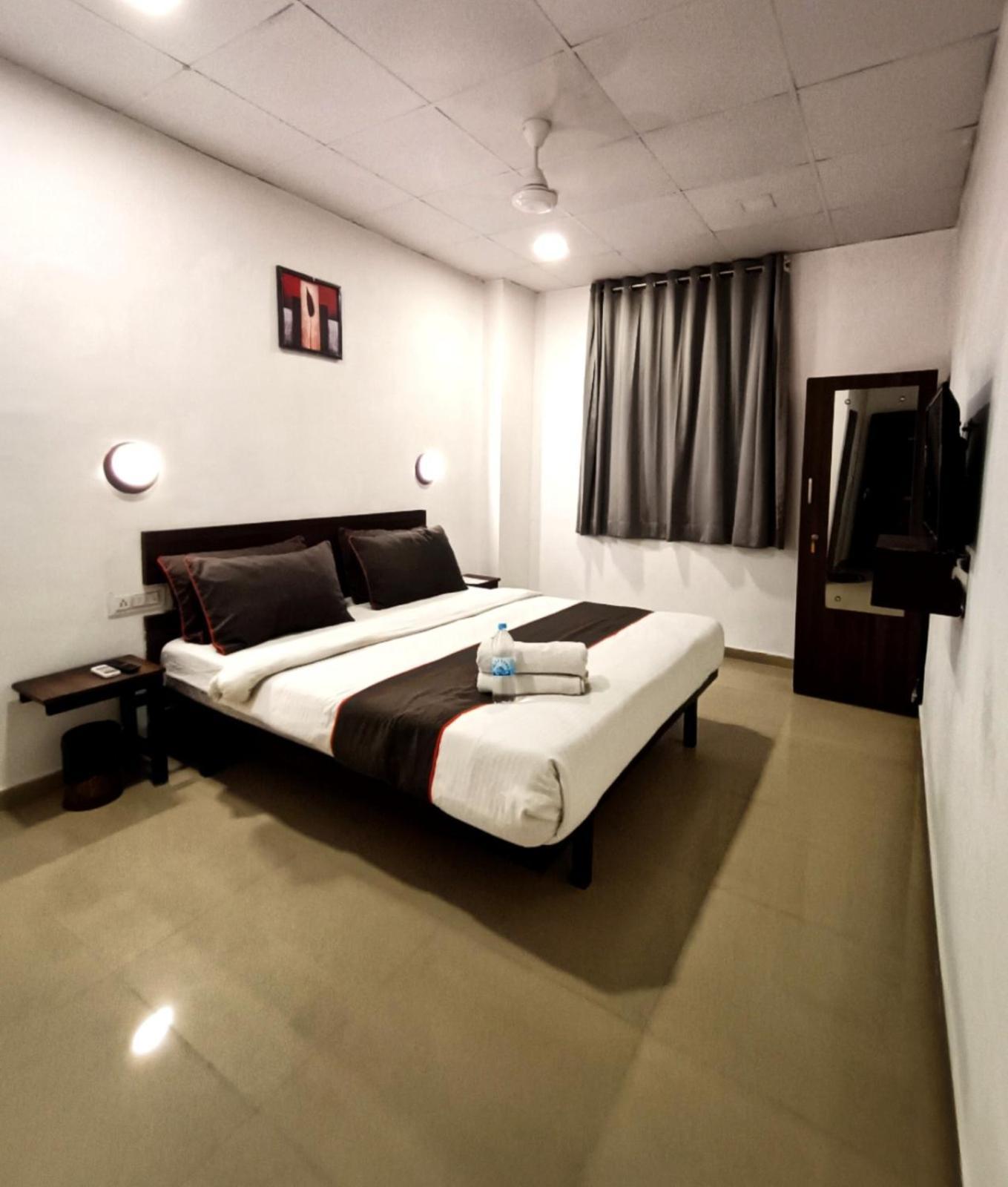 Hotel Gokul Solitaire, Surat Bhatha Екстер'єр фото