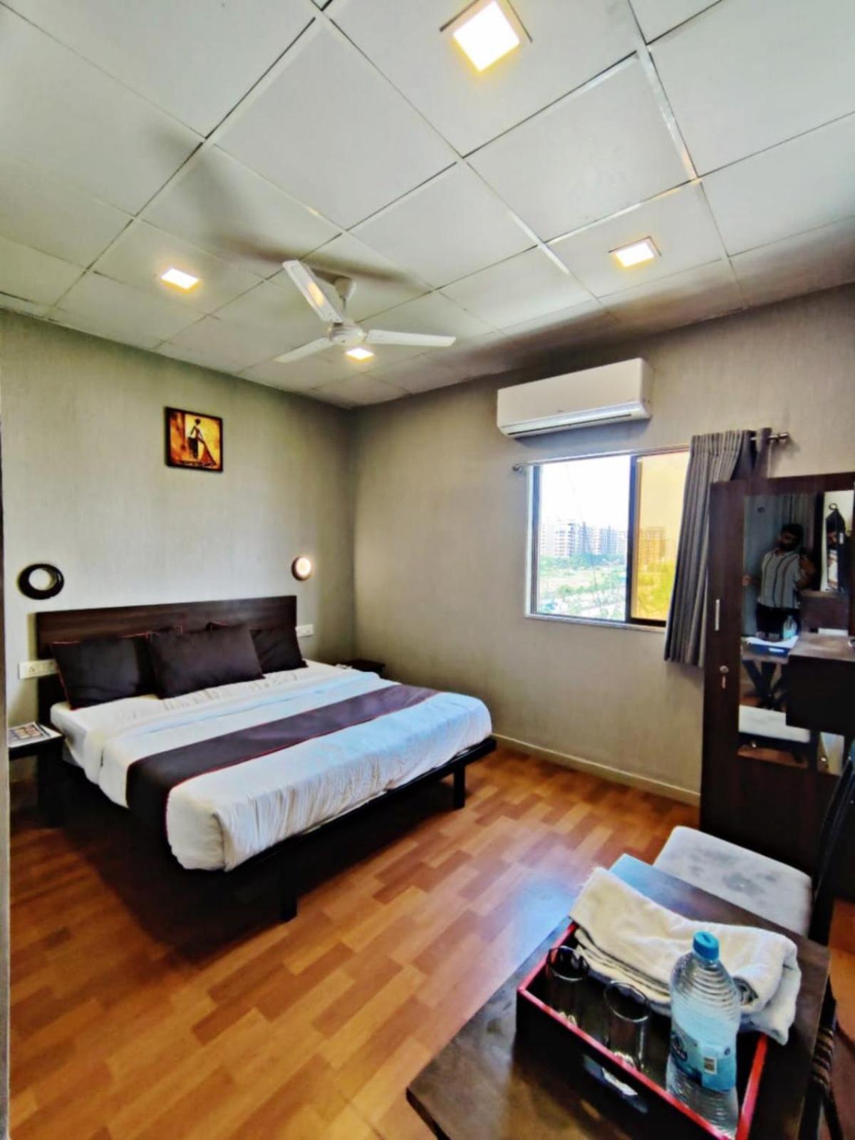 Hotel Gokul Solitaire, Surat Bhatha Екстер'єр фото