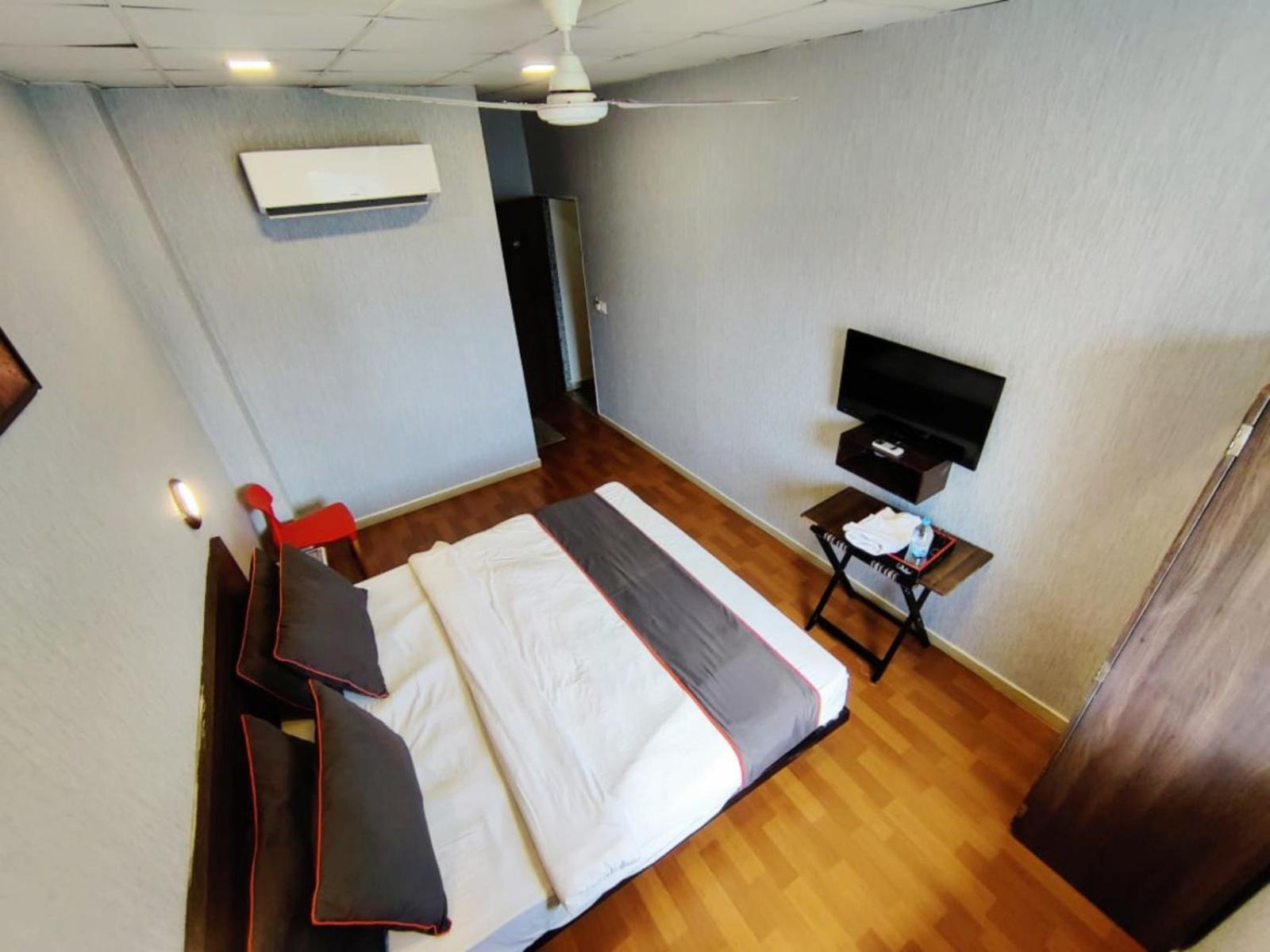 Hotel Gokul Solitaire, Surat Bhatha Екстер'єр фото