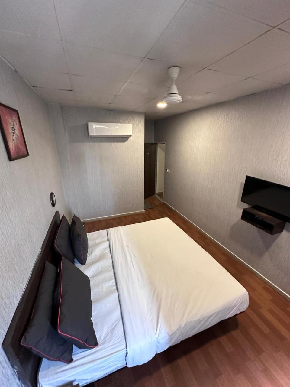 Hotel Gokul Solitaire, Surat Bhatha Екстер'єр фото