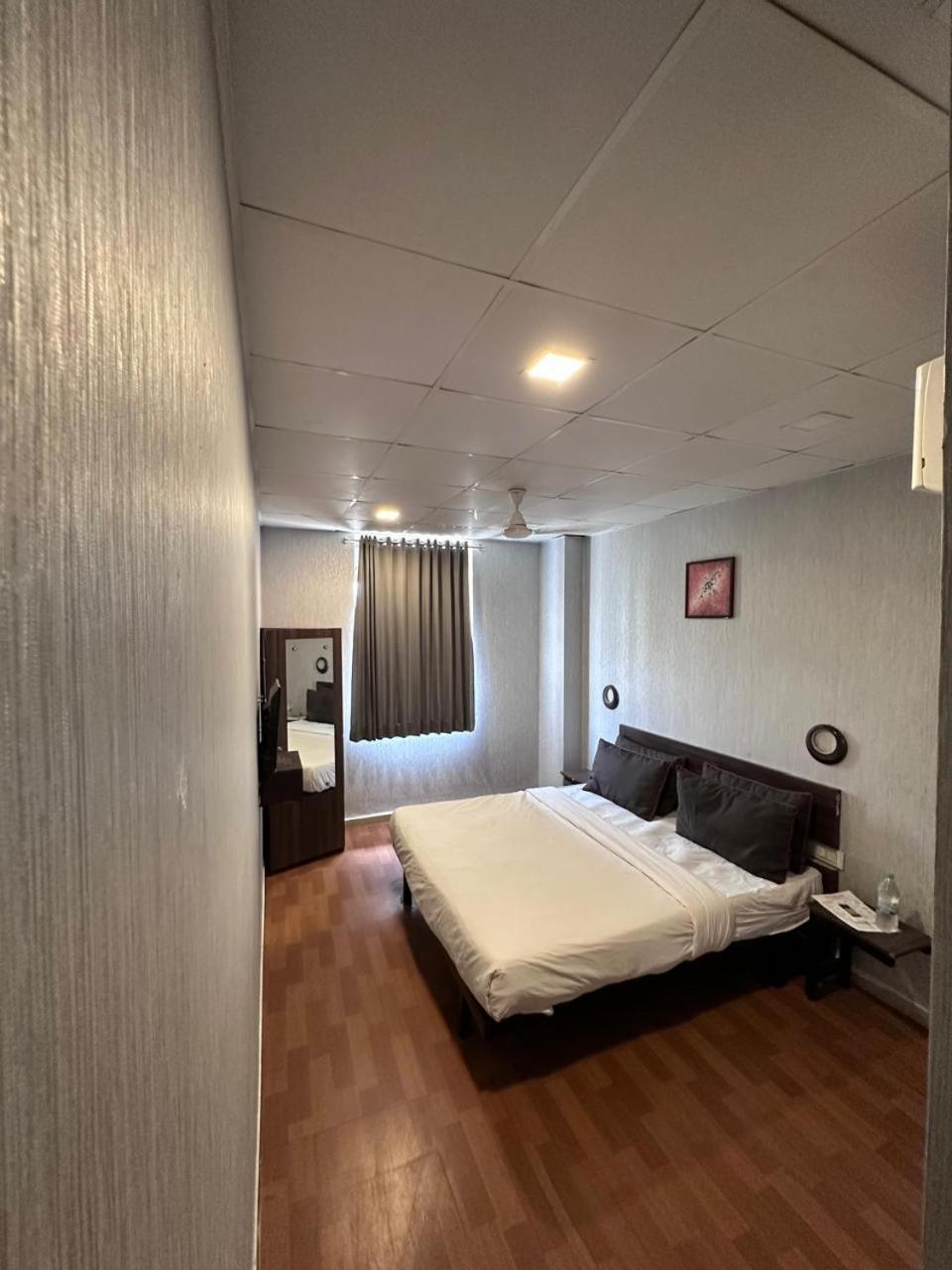 Hotel Gokul Solitaire, Surat Bhatha Екстер'єр фото