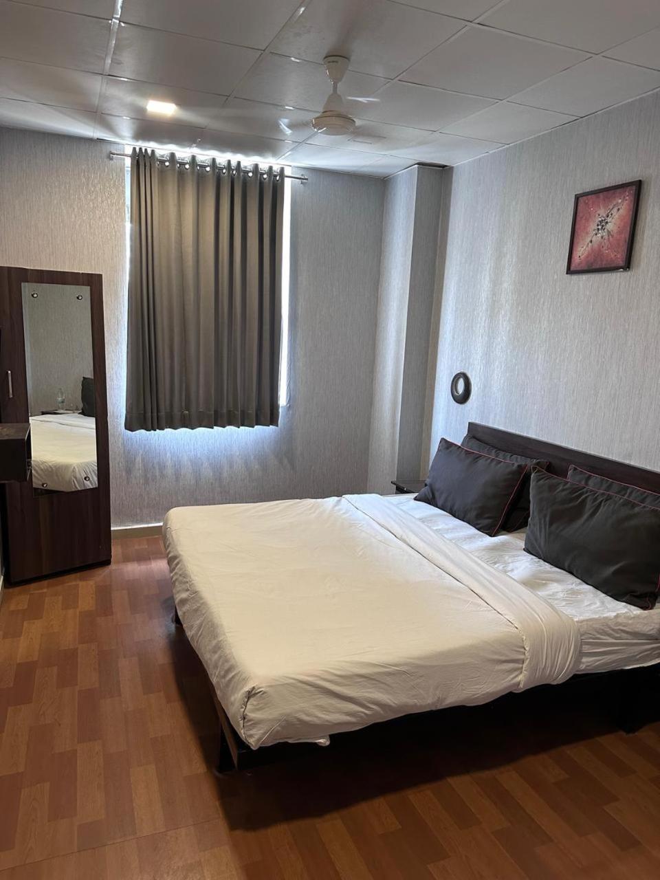 Hotel Gokul Solitaire, Surat Bhatha Екстер'єр фото
