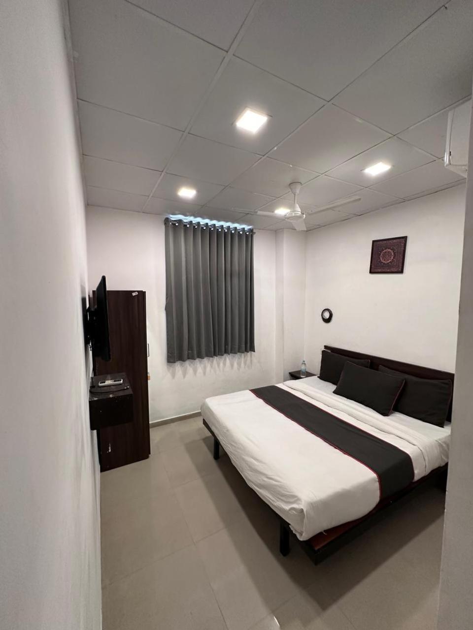 Hotel Gokul Solitaire, Surat Bhatha Екстер'єр фото