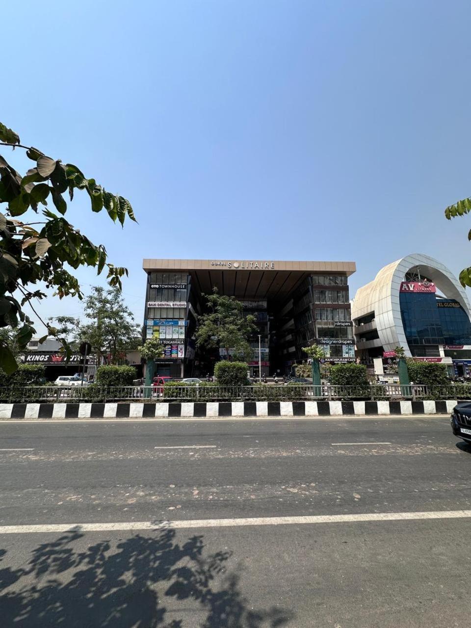 Hotel Gokul Solitaire, Surat Bhatha Екстер'єр фото