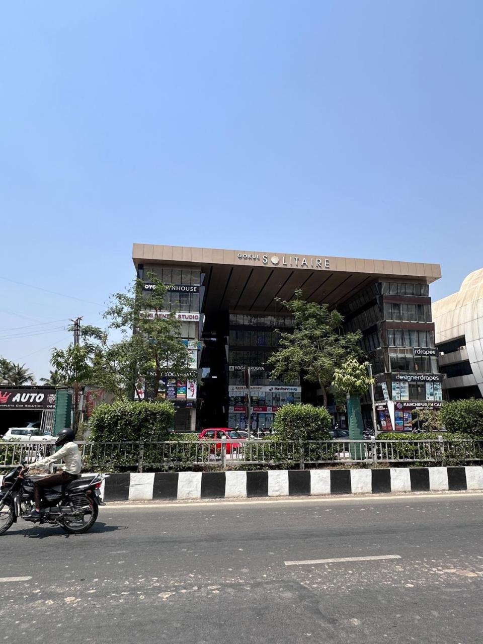 Hotel Gokul Solitaire, Surat Bhatha Екстер'єр фото